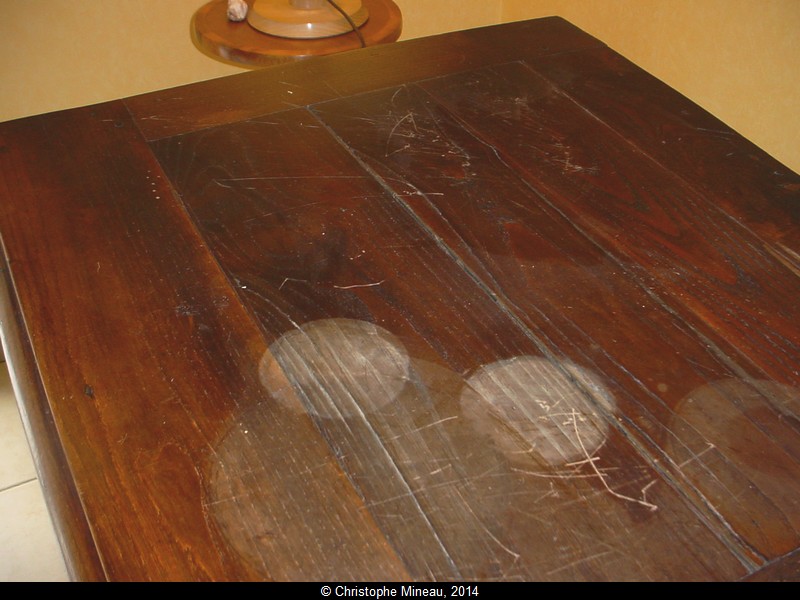 Restoration of the top of a waxed piece of furniture