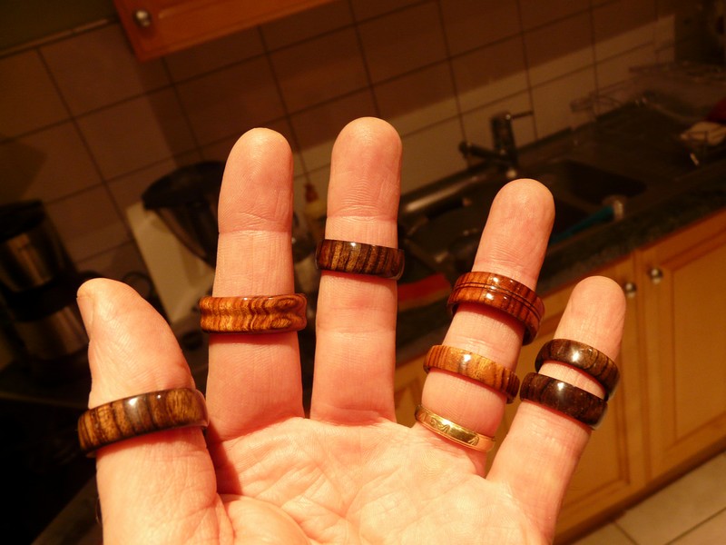 A set of finger rings in precious wood. Indian rosewood and Cocobolo. Different finishes.
