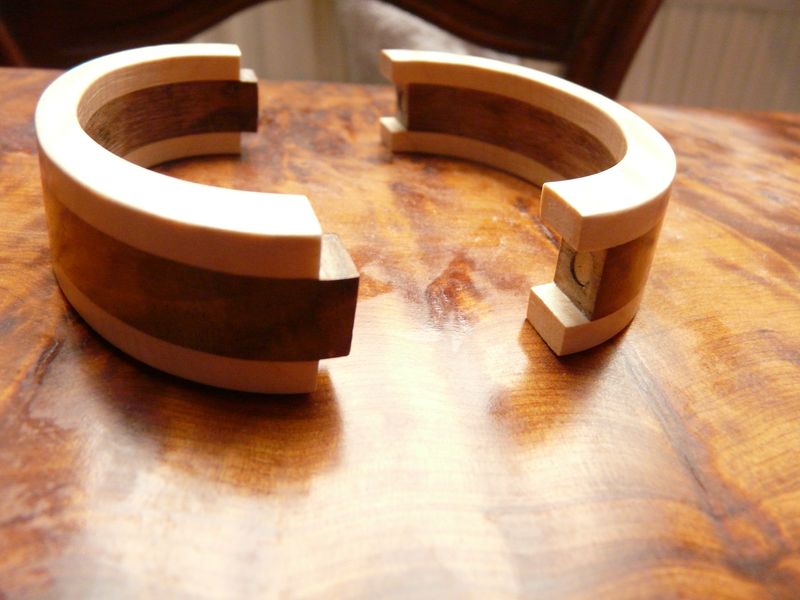 The bracelet is made of two pieces, hold together thanks to 4 neodimium magnets. The idea is from drunkenwoodworker.com