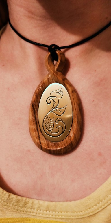 Interlaced pendant carved out of Cocobolo, engraved brass