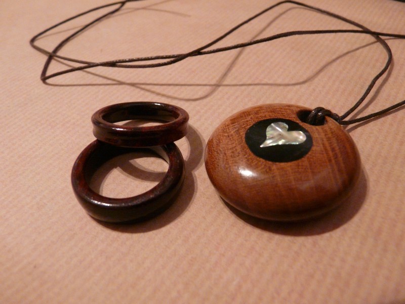 The rings are made of Red Sandalwood (a piece of wood given by an Indian friend). Sherry wood pendant, with ebony and breton abalone.