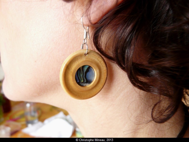 Earings made of Boxwood inlaid with Paua
