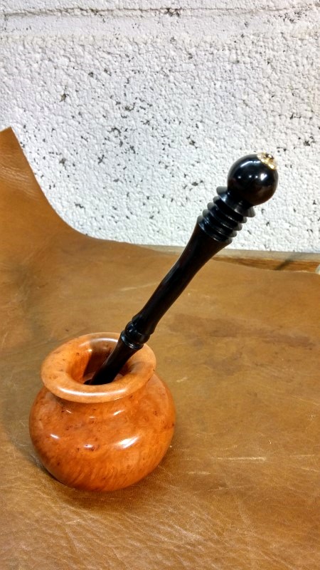 A rosewood pen, with its stand made of briar burl.