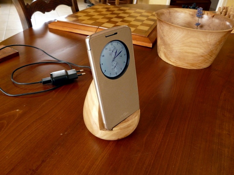 A charging station for a mobile phone with the shape of an egg