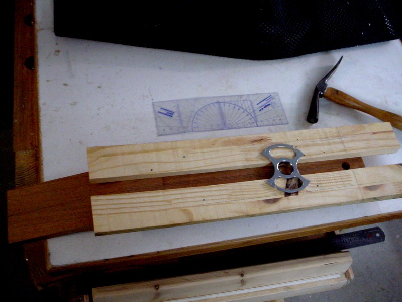 And I split the board to get a couple of rails, that will be used to guide the router copy ring.