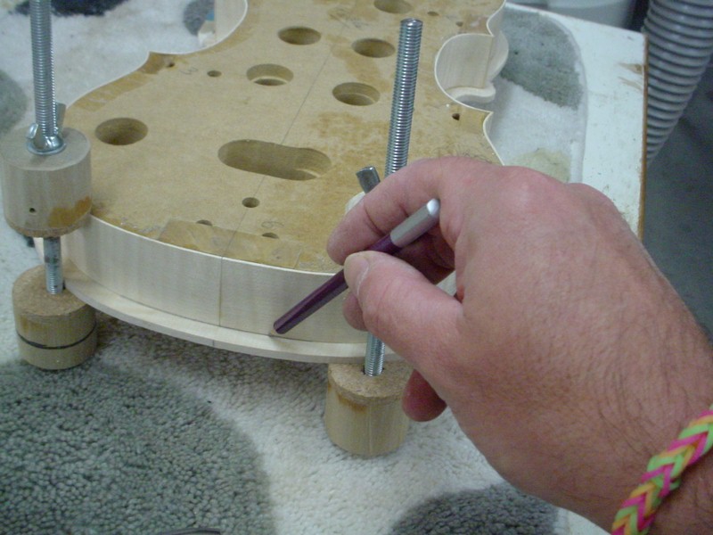 It\'s time to cut the final contour. Using the rim.