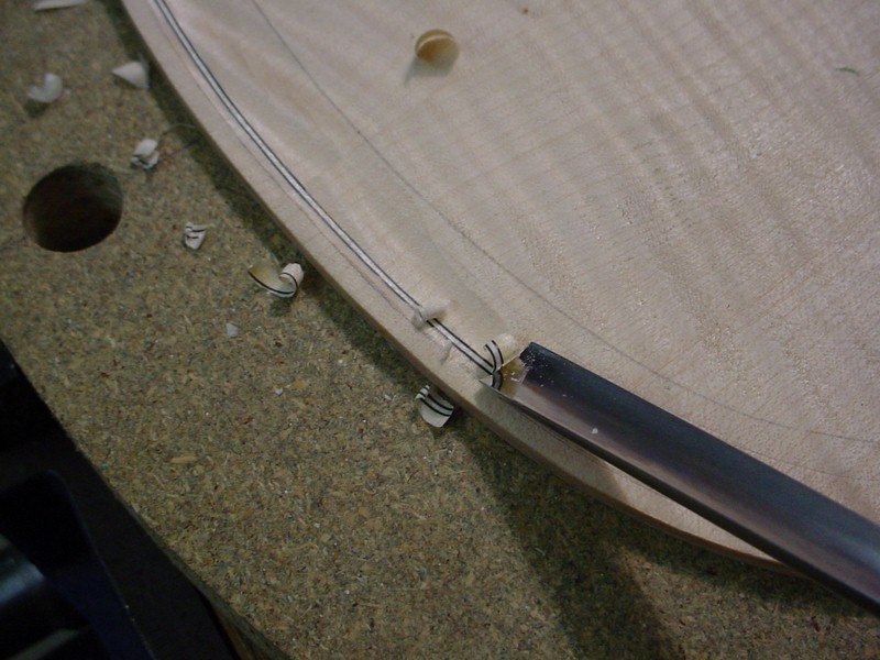 There is still to carve the recurve at the edge of the plate. The recurve starts just before the purfling line.