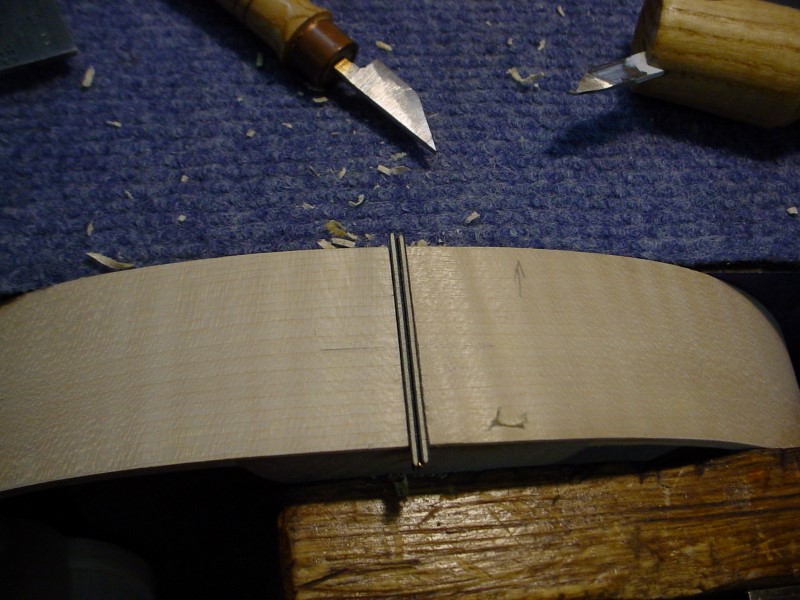 In the baroque style, inlaying a double purfling at the bottom.
