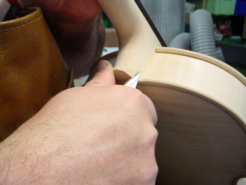 Finishing the button in the continuity of the heel.