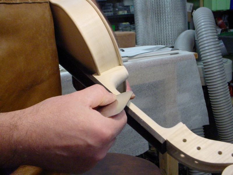 The elliptical rounded handle shape must continue in the thickness of the fingerboard.