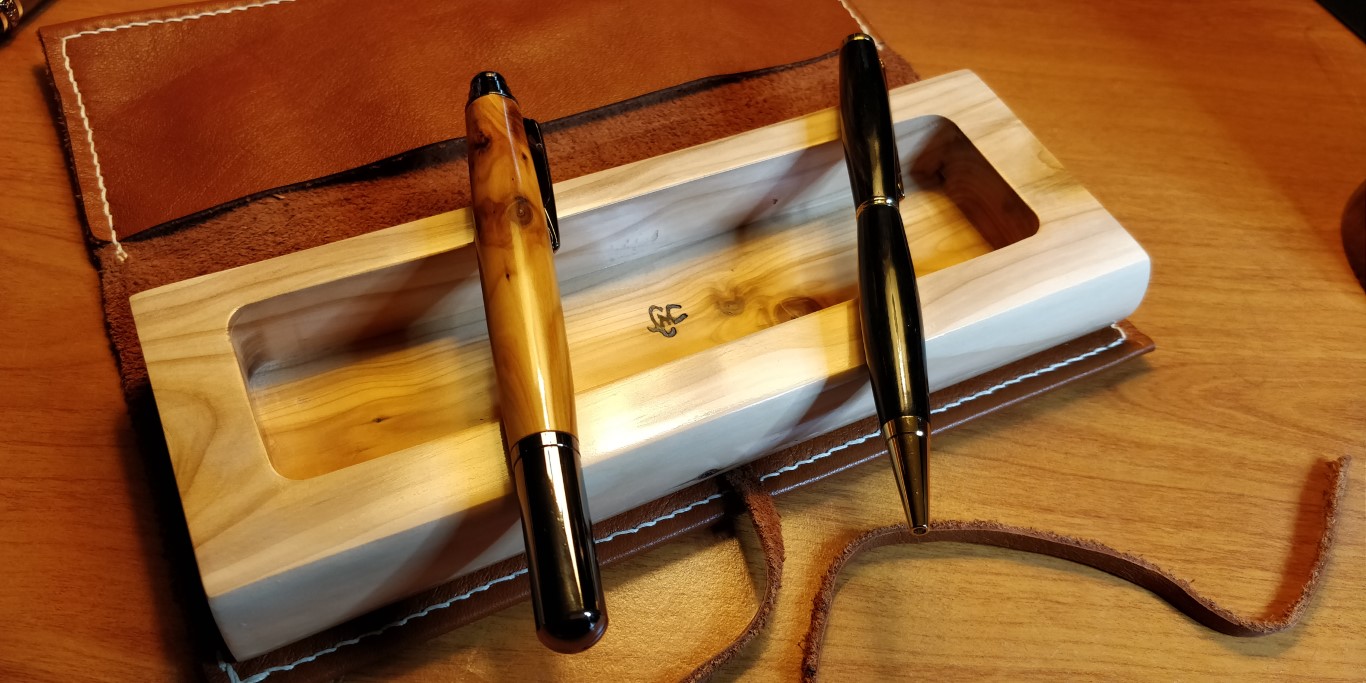 The left pen is out of the same yew, heart wood. The righhand pen is out of horn.