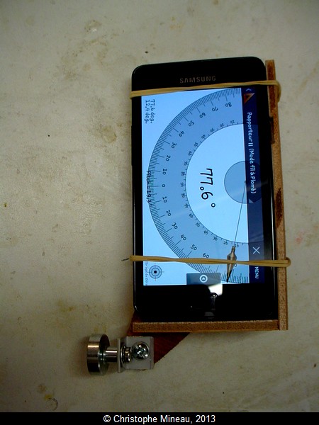 Magnetic attachment for smartphone