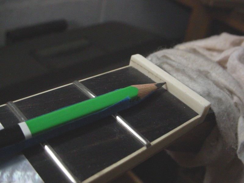 Le sillet a été fabriqué en os, marquage de la ligne de frets avec un demi crayon. Technique Dan Erlewin.