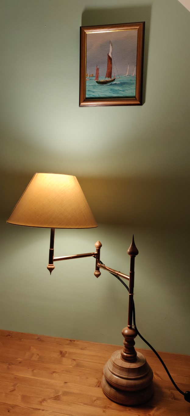 Lampe à bras articulés en bois et cuivre