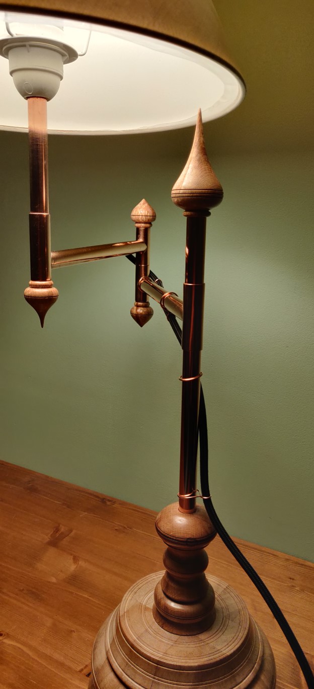 Lampe articulée en bois et cuivre