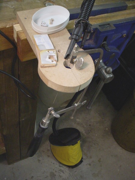 Voici mon installation pour découper la nacre. Un support de sciage comme les bijoutiers, et un soufflet de camping à pied, qui me permet de souffler la poussière en permanence. Masque et lunettes sont indispensables. Cette poussière est toxique.