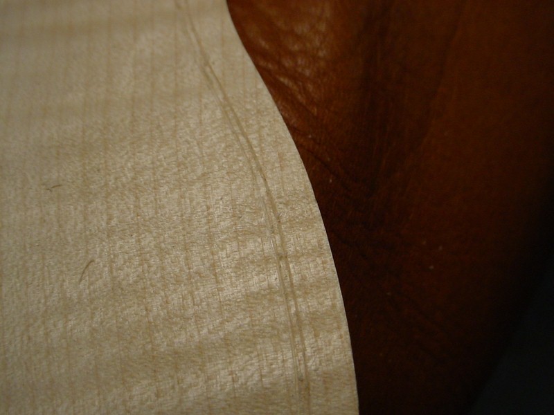 Le trusquin ne fait que marquer la gorge, il faut ensuite approfondir le trait à l\'aide d\'un canif de luthier.