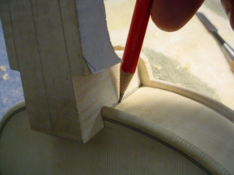 Pour enlever un peu de bois, je trace exactement dans l'angle, ce qui laisse un trait fin sur les flancs de la mortaise.